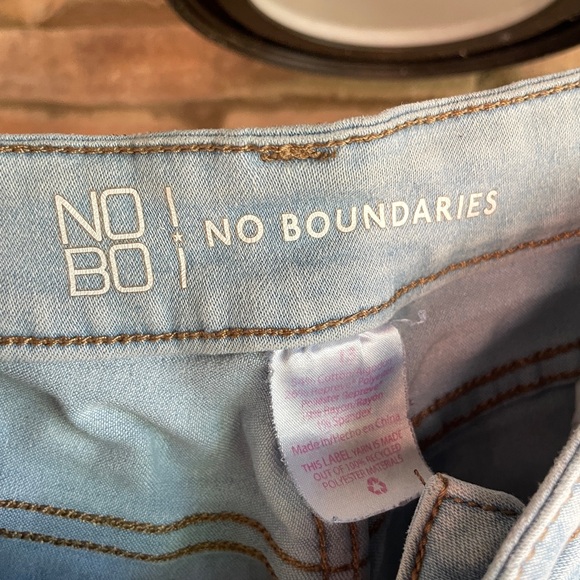 No Boundaries Light Wash Denim Jeans - Picture 2 of 3